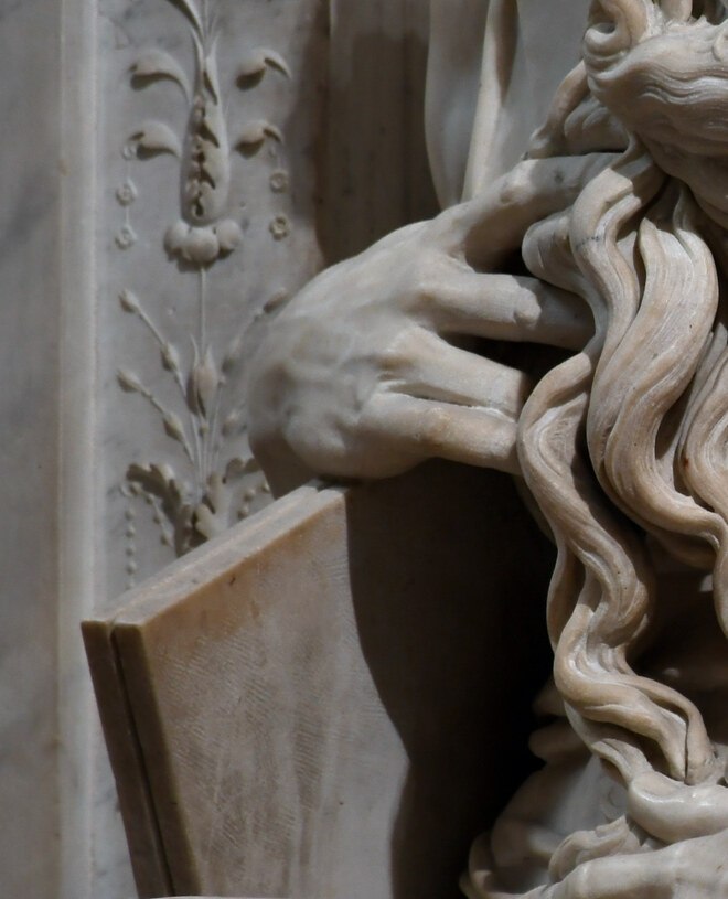 Michelangelo’s Moses resting a hand on the tablets
